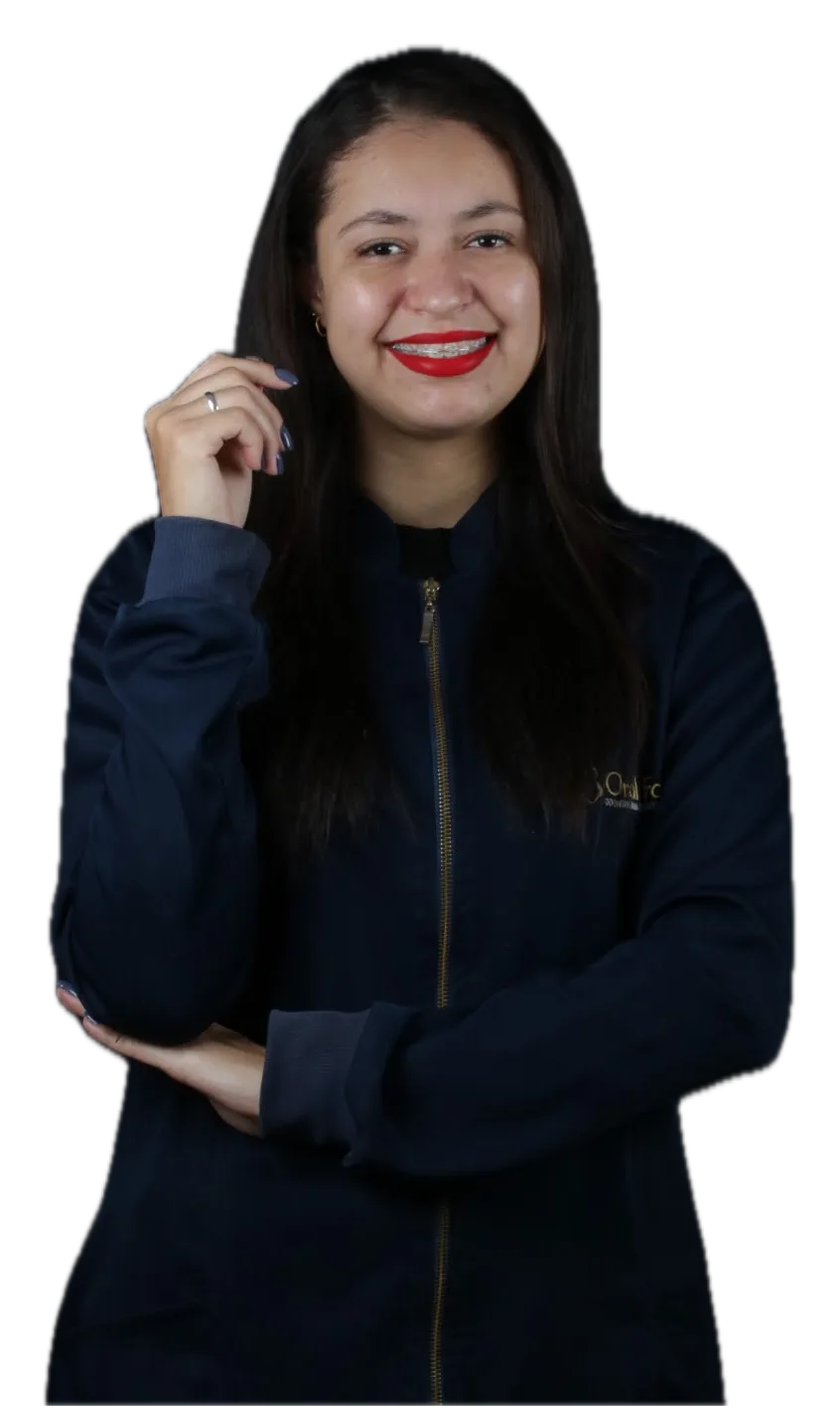 Colega da equipe da Oral Face, sorrindo, com a mão perto do rosto