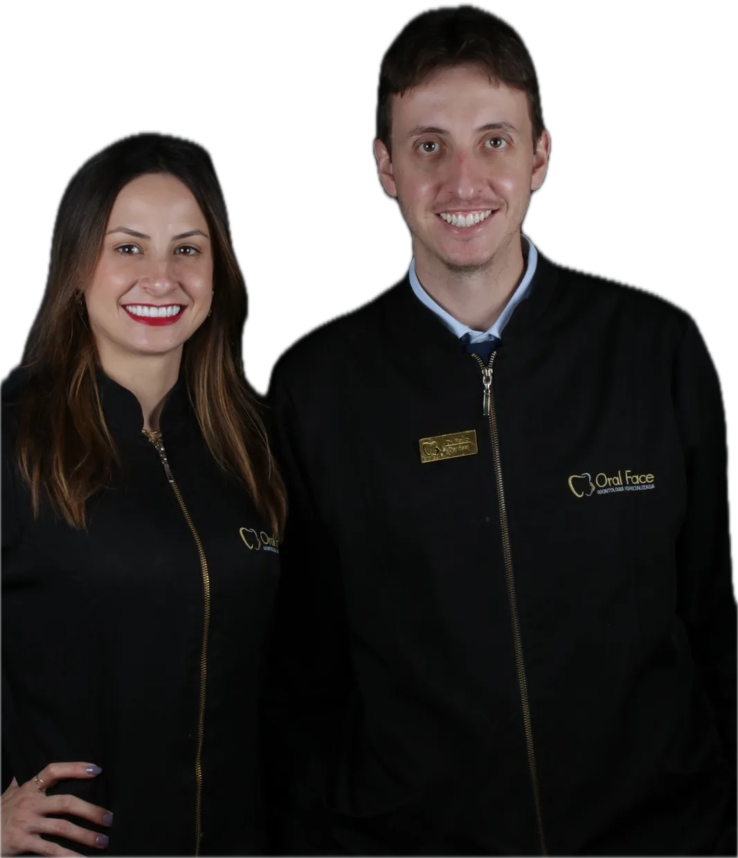 Dra. Amanda Taboni e Dr. Paulo Ricardo Fernandes, de jaleco da Oral Face